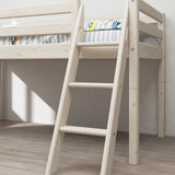 Escalera inclinada blanca FLEXA para cama alta de la colección CLASSIC, ropa de cama a rayas y suelo de madera aclarado por la luz del sol en una habitación infantil de estilo minimalista.