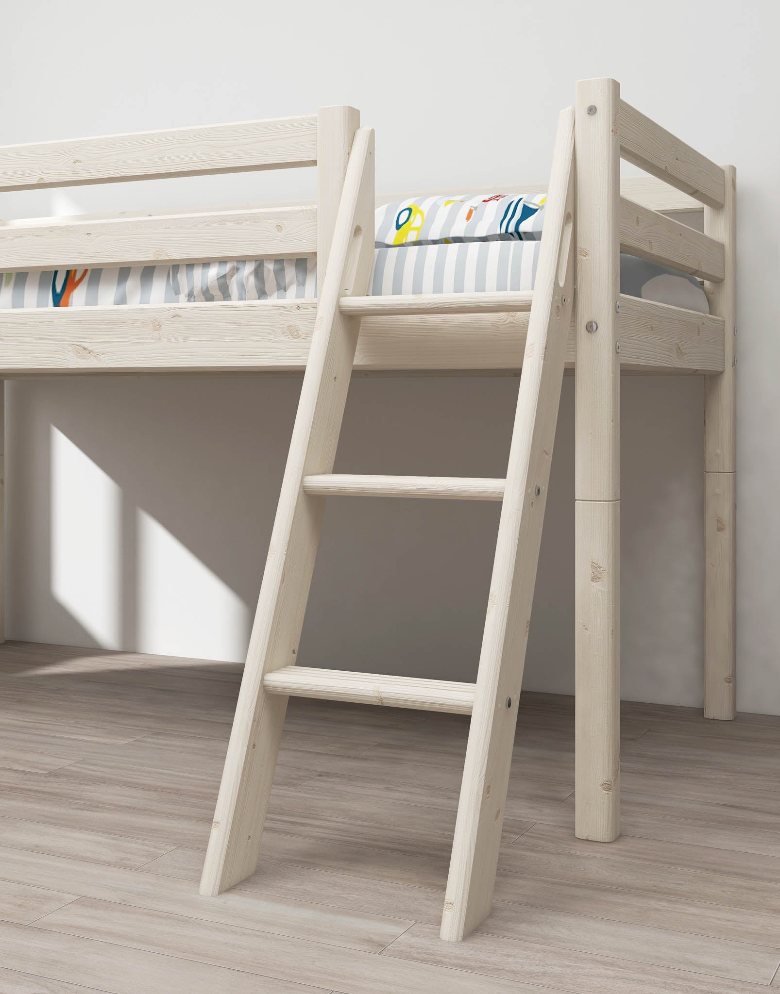 Escalera inclinada blanca FLEXA para cama alta de la colección CLASSIC, ropa de cama a rayas y suelo de madera aclarado por la luz del sol en una habitación infantil de estilo minimalista.