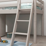 Escalera inclinada FLEXA, de color gris, para una cama alta, con una alfombra azul y juguetes sobre un suelo de madera clara en la habitación de un niño.