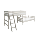 Escalera inclinada FLEXA de la colección CLASSIC en color gris, con peldaños antideslizantes visibles, apta para camas infantiles altas o bajas en el dormitorio.