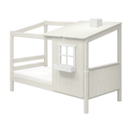 Cama individual FLEXA WHITE de la colección HOUSE, con escalera, techo inclinado, ventana y bordes seguros para los niños, en una habitación infantil.