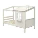 Cama individual FLEXA WHITE, diseño de «media casa» con escalera, somier de listones y ventana, detalles de seguridad para niños, en la habitación infantil.