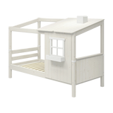 Cama individual FLEXA WHITE, diseño de «media casa» con escalera, somier de listones y ventana, detalles de seguridad para niños, en la habitación infantil.