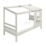 Cama individual FLEXA Classic blanca con escalera, estructura en forma de media casita y ventana, apta para niños; se muestra en un dormitorio infantil.