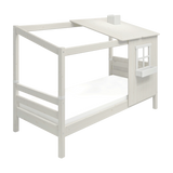 Cama individual FLEXA Classic blanca con escalera, estructura en forma de media casita y ventana, apta para niños; se muestra en un dormitorio infantil.