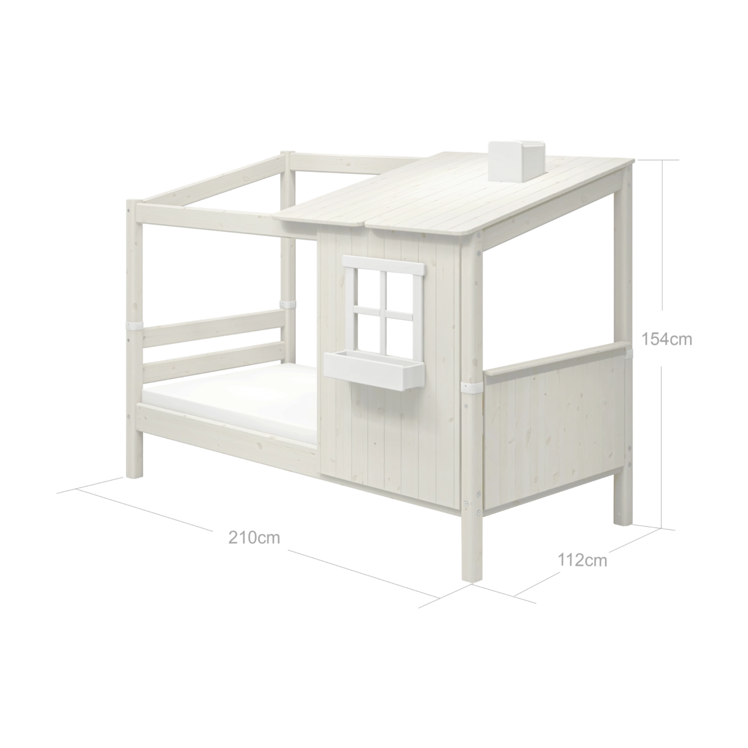 Cama individual infantil FLEXA de la colección WHITE, con estructura en forma de media casita, escalera, detalle de ventana y tejado, en una habitación infantil.