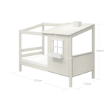 Cama individual infantil FLEXA de la colección WHITE, con estructura en forma de media casita, escalera, detalle de ventana y tejado, en una habitación infantil.