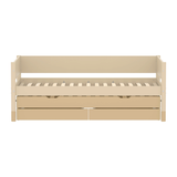 Cama nido extraíble FLEXA de la colección CLASSIC, en madera color arena con 2 cajones, tal y como se muestra en una habitación infantil; bordes redondeados y seguros para los niños.