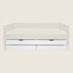 Cama nido FLEXA de la colección CLASSIC, de madera blanca, con dos cajones de almacenamiento y bordes seguros para los niños, mostrada en una habitación infantil bien ordenada.