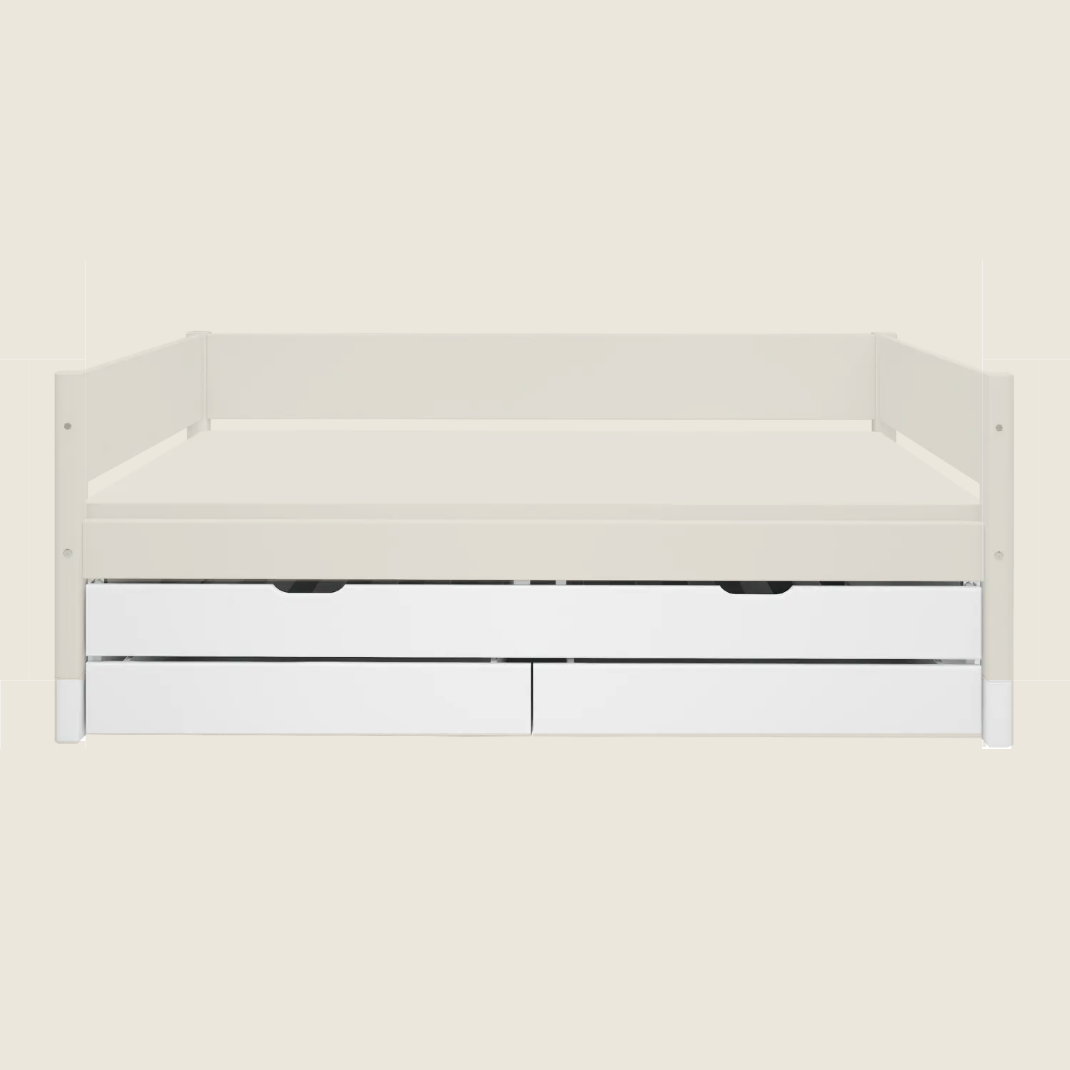 Cama nido FLEXA de la colección CLASSIC, de madera blanca, con dos cajones de almacenamiento y bordes seguros para los niños, mostrada en una habitación infantil bien ordenada.