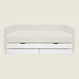 Cama nido FLEXA de la colección CLASSIC, de madera blanca, con dos cajones de almacenamiento y bordes seguros para los niños, mostrada en una habitación infantil bien ordenada.