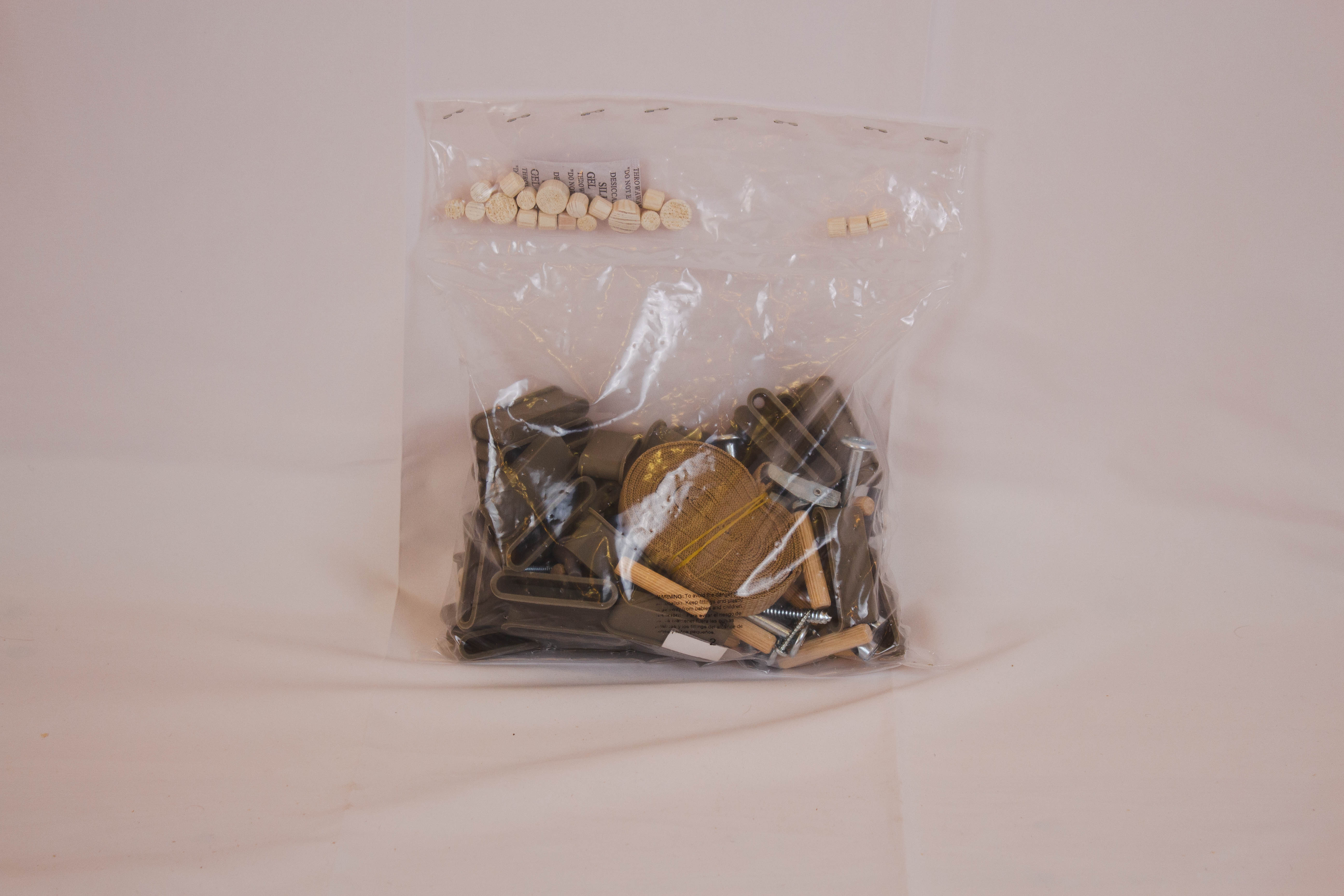 Bolsa de montaje para cama individual FLEXA CLASSIC en acabado crudo con tornillos, tacos, fijaciones metálicas; herrajes seguros para niños para el montaje en el dormitorio.